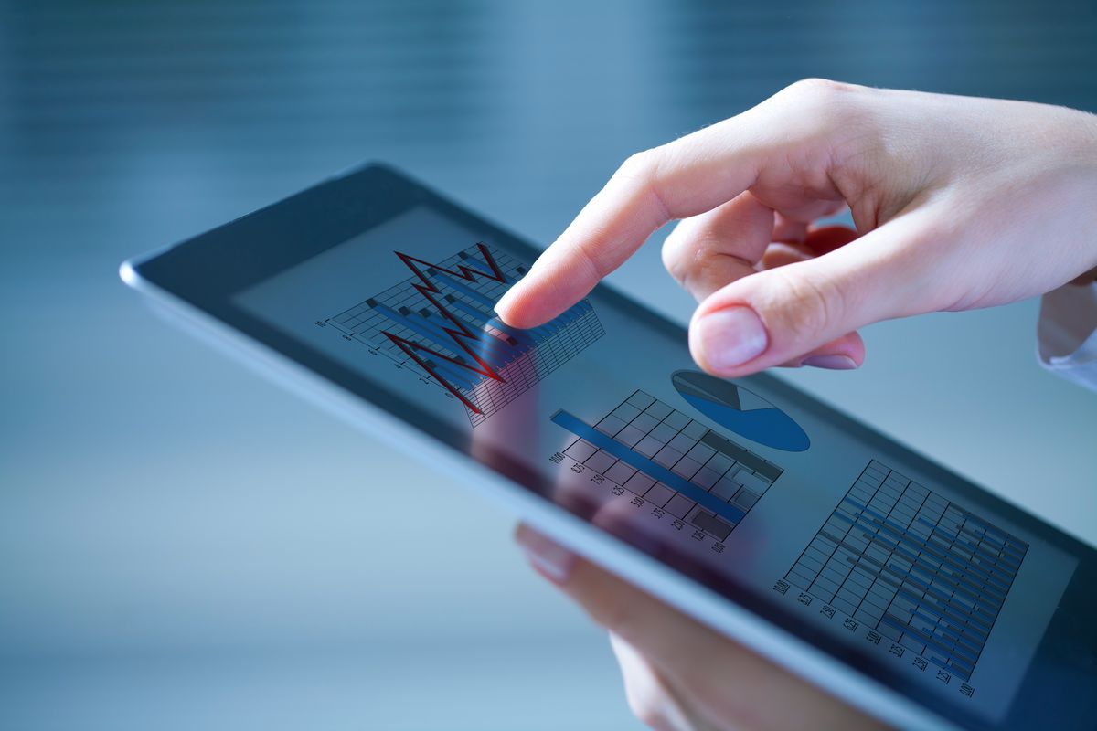 zur Vergrößerungsansicht des Bildes: Close-up of female hands touching digital tablet with business diagram