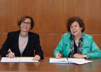 Die Rektorinnen Prof. Dr. Gesine Grande (HTWK Leipzig, links) und Prof. Dr. Beate Schücking (Universität Leipzig) unterzeichneten die neue Kooperationsvereinbarung.