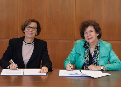 Die Rektorinnen Prof. Dr. Gesine Grande (HTWK Leipzig, links) und Prof. Dr. Beate Schücking (Universität Leipzig) unterzeichneten die neue Kooperationsvereinbarung. Die Rektorinnen Prof. Dr. Gesine Grande (HTWK Leipzig, links) und Prof. Dr. Beate Schücking (Universität Leipzig) unterzeichneten die neue Kooperationsvereinbarung.