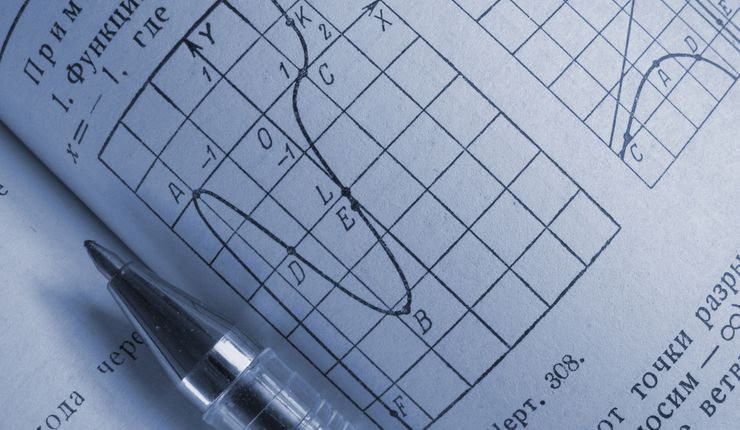 Aufgeschlagenes Buch mit mathematischen Formeln