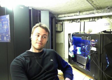 Sebastian Wind, Gewinner des Informatikwettbewerbs "Master the Mainframe Contest", mit seiner Mainframe im eigenen Keller Sebastian Wind, Gewinner des Informatikwettbewerbs "Master the Mainframe Contest", mit seiner Mainframe im eigenen Keller