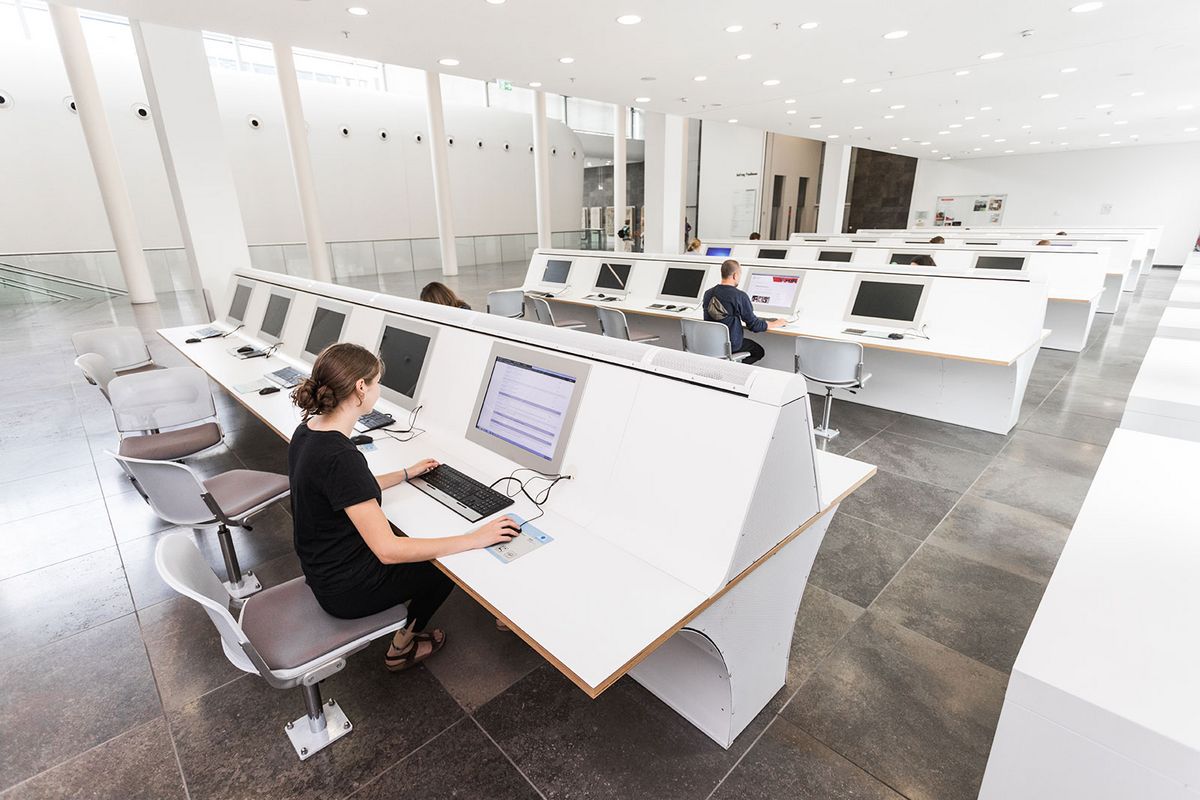 zur Vergrößerungsansicht des Bildes: Der Computerpool im Neuen Augusteum (Foto: Christian Hüller)