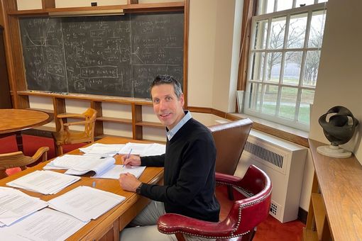 Prof. Dr. László Székelyhidi forscht derzeit im Einsteinzimmer am Institute for Advanced Study (IAS) in Princeton..