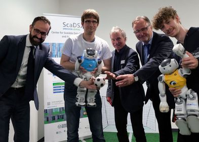 Wissenschaftsminister Sebastian Gemkow, Doktorand Tobias Jagla, Prorektor für Forschung und wissenschaftlichen Nachwuchs Prof. Dr. Erich Schröger, Prof. Dr. Erhard Rahm, wissenschaftlicher Direktor des ScaDS.AI und Felix Loos von HTWK Robots, Foto: ScaD Wissenschaftsminister Sebastian Gemkow, Doktorand Tobias Jagla, Prorektor für Forschung und wissenschaftlichen Nachwuchs Prof. Dr. Erich Schröger, Prof. Dr. Erhard Rahm, wissenschaftlicher Direktor des ScaDS.AI und Felix Loos von HTWK Robots bei der Eröffnungsveranstaltung.