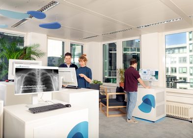Dr. Jörn Hoffmann und Dr. Josefine Umlauft im Gespräch im "ScaDS.AI Living Lab" in Leipzig. Dr. Jörn Hoffmann und Dr. Josefine Umlauft im Gespräch im "ScaDS.AI Living Lab" in Leipzig.