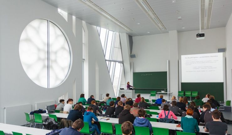 Blick in einen Raum der Mathematikfakultät, in dem gerade eine Vorlesung abgehalten wird, Foto: Christian Hüller