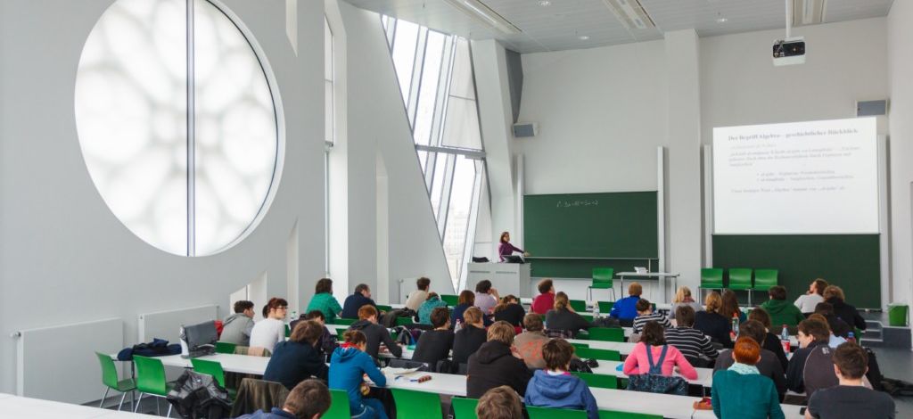 Blick in einen Raum der Mathematikfakultät, in dem gerade eine Vorlesung abgehalten wird, Foto: Christian Hüller