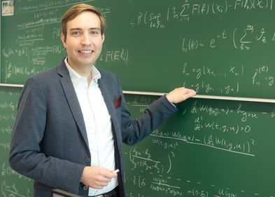 Auf dem Bild ist Juniorprofessor Dr. Alexander Kreiß zu sehen.