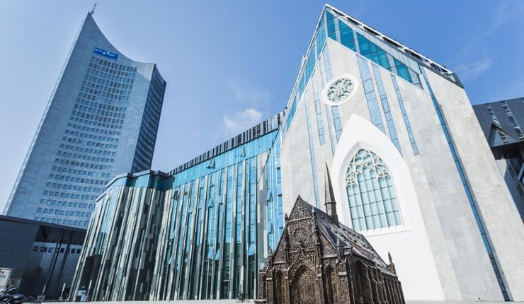 Foto: Blick auf das Paulinum und das Neue Augusteum mit dem Bronzemodell der alten Paulinerkirche im Vordergrund.