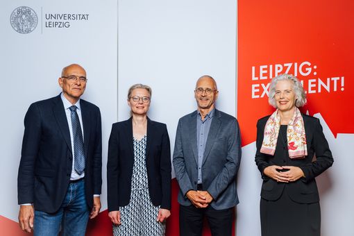 Auf dem Gruppenfoto sind zu sehen von links nach rechts: Prorektor Prof. Dr. Jens-Karl Eilers, LeiCeM-Co-Sprecherin Prof. Dr. Antje Körner, LeiCeM-Sprecher Prof. Dr. Michael Stumvoll und Rektorin Prof. Dr. Eva Inés Obergfell.