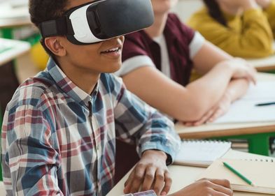 Virtual Reality im Unterricht: Schülerinnen und Schüler tragen VR-Brillen.