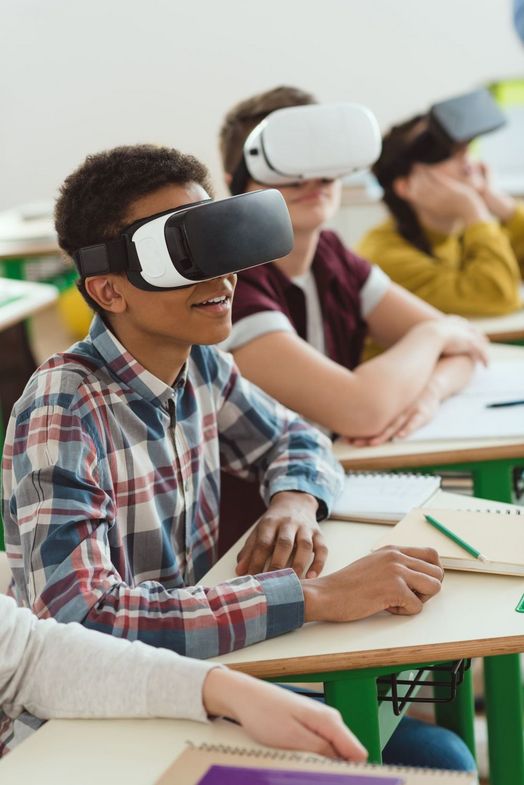 Virtual Reality im Unterricht: Schülerinnen und Schüler tragen VR-Brillen.