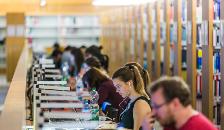 Blick auf die Arbeitsplätze im ersten Untergeschoss, die von vielen Studierenden besetzt sind, Foto: Christian Hüller