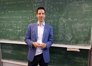 Professor Dr. László Székelyhidi mit einem Gömböc Professor Dr. László Székelyhidi mit einem Gömböc
