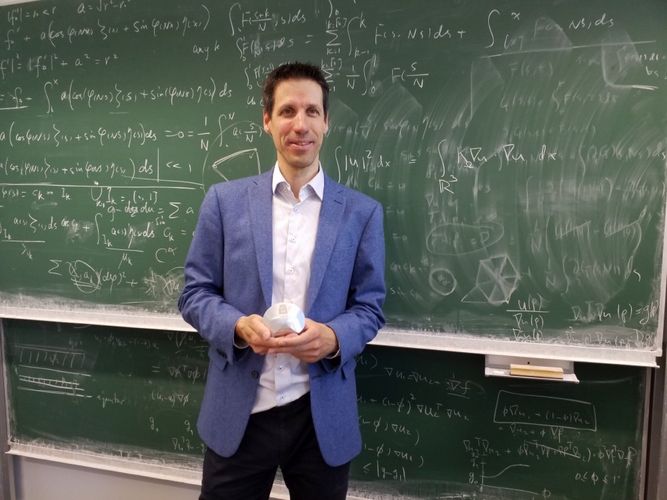 Professor Dr. László Székelyhidi mit einem Gömböc