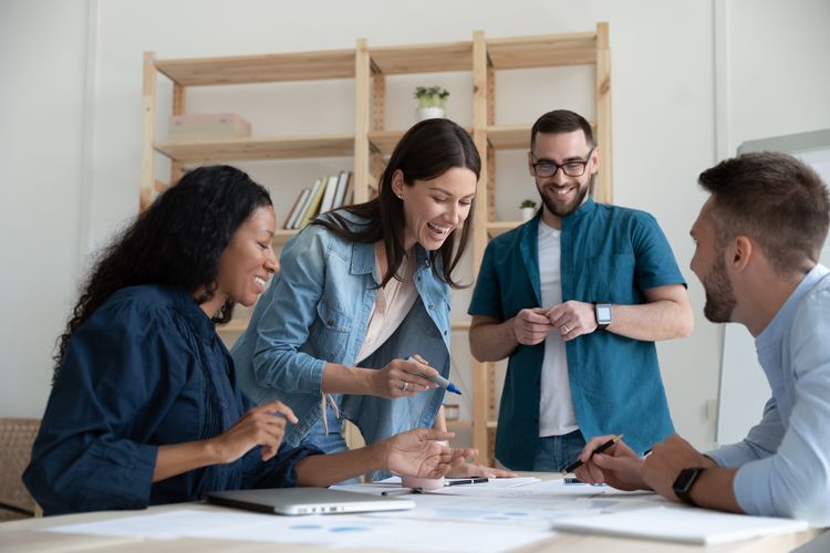 Studierende arbeiten zusammen im Team.