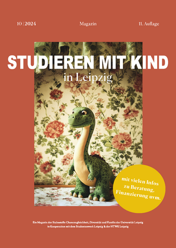 Titelbild des Magazin "Studieren mit Kind". Auf dem Titelbild ist ein kleiner Stoffdinosaurier erkennbar. Zusätzlich gibt es ein Hinweise das in dem Magazin vielen Informationen zu Beratung und Finanzierung erfolgen.