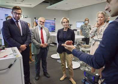 Die Rektorinnen Staudinger (TU Dresden, links) und Obergfell (Universität Leipzig) bei der Führung durch das neue Living Lab von ScaDS.AI in Dresden.