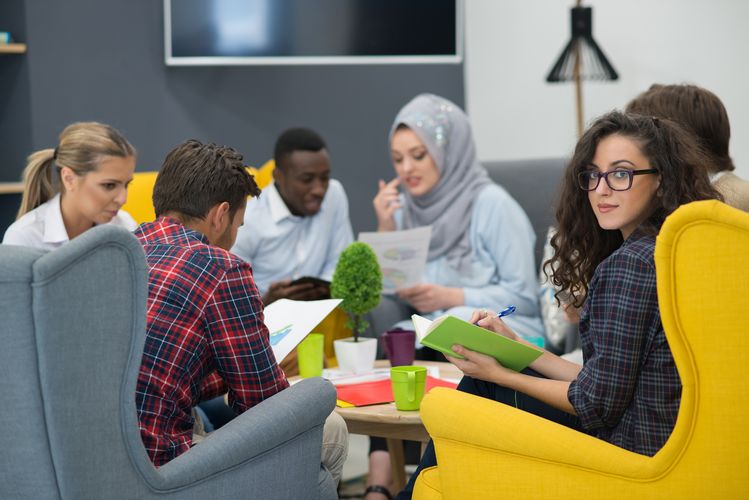 Studierende lernen in einer Sitzecke