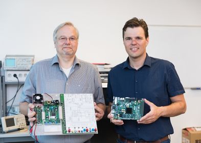Prof. Dr. Martin Bogdan (links) und Jörn Hoffmann mit am Lehrstuhl eingesetzter Hardware zur Ausbildung sowie Forschung. Links der Minirechner für die Ausbildung, rechts ein Entwicklungsboard für die Forschung. Prof. Dr. Martin Bogdan (links) und Jörn Hoffmann mit am Lehrstuhl eingesetzter Hardware zur Ausbildung sowie Forschung. Links der Minirechner für die Ausbildung, rechts ein Entwicklungsboard für die Forschung.