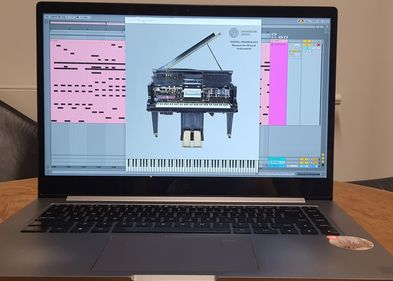 Zu sehen ist ein Laptop, auf dem eine Musiksoftware abgebildet ist.