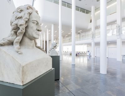 Foto: Blick auf die Büste des Alumnus Gottfried Wilhelm Leibniz im Foyer des Neuen Agustueums