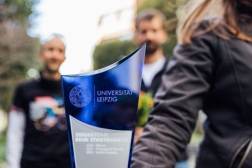 Zu sehen ist der Wanderpokal der Universität Leipzig