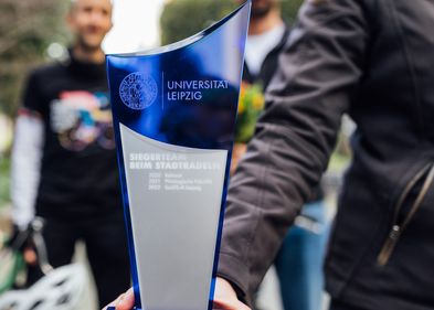 Zu sehen ist der Wanderpokal der Universität Leipzig