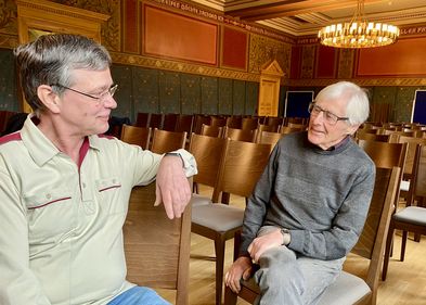 Die Mathematische Vortragsreihe findet traditionell im prächtig ausgeschmückten Festsaal des Gymnasiums statt. Jens Negwer (links) und Dr. Peter Göthner wissen die besondere Atmosphäre sehr zu schätzen. Foto: Diana Smikalla Hochschuldozent Dr. Peter Göthner und der Fachlehrer für Mathematik Jens Negwer sitzen im kleinen und prachtvollen Festsaal des Gymnasiums in Grimma.