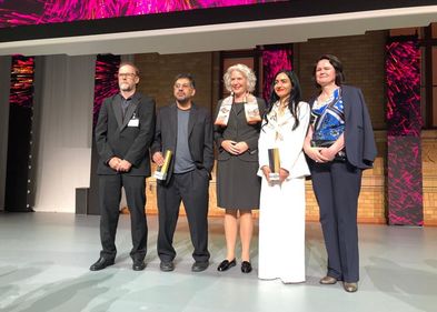Foto: Katarina Werneburg/Universität Leipzig Zu sehen sind: Prof. Dr. Bernd Kirchheim, Dekan der Fakultät für Mathematik und Informatik; Preisträger Prof. Dr. Sayan Mukherjee; Prof. Dr. Eva Inés Obergfell, Rektorin der Universität Leipzig; Preisträgerin Prof. Dr. Tina Malti; Prof. Dr. Brigitte Latzko, Dekanin der Erziehungswissenschaftlichen Fakultät.