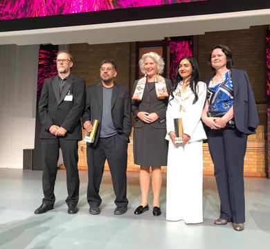Foto: Katarina Werneburg/Universität Leipzig Zu sehen sind: Prof. Dr. Bernd Kirchheim, Dekan der Fakultät für Mathematik und Informatik; Preisträger Prof. Dr. Sayan Mukherjee; Prof. Dr. Eva Inés Obergfell, Rektorin der Universität Leipzig; Preisträgerin Prof. Dr. Tina Malti; Prof. Dr. Brigitte Latzko, Dekanin der Erziehungswissenschaftlichen Fakultät.